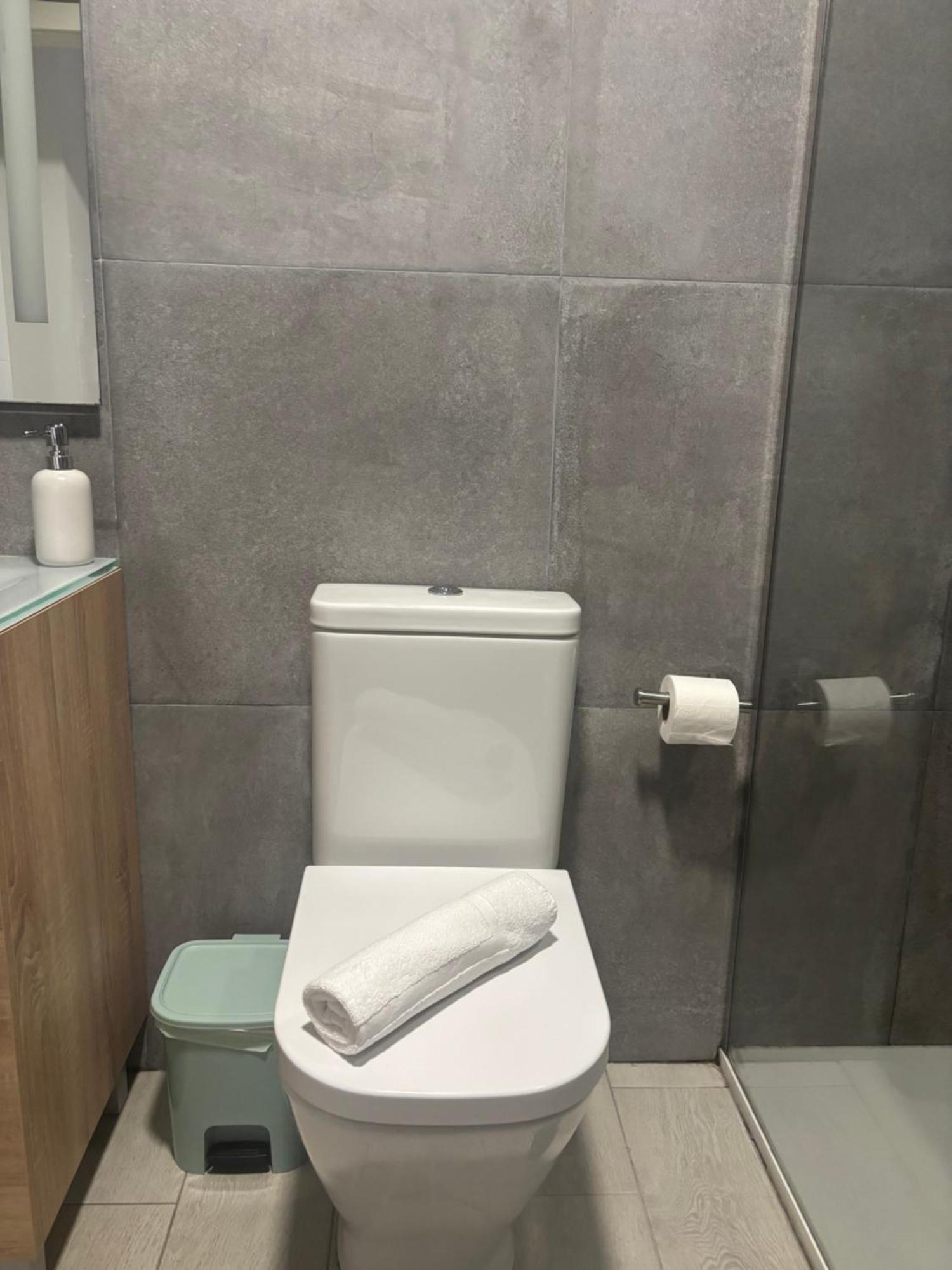 Hermoso Piso A 3 Min De La Estacion De Bus Y Tren Ave Leilighet
